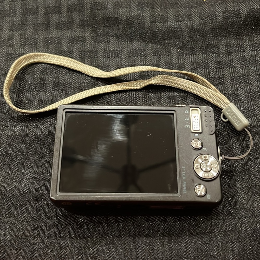 BenQ 14MP Digital Camera - Bronze - Picture 4 of 4